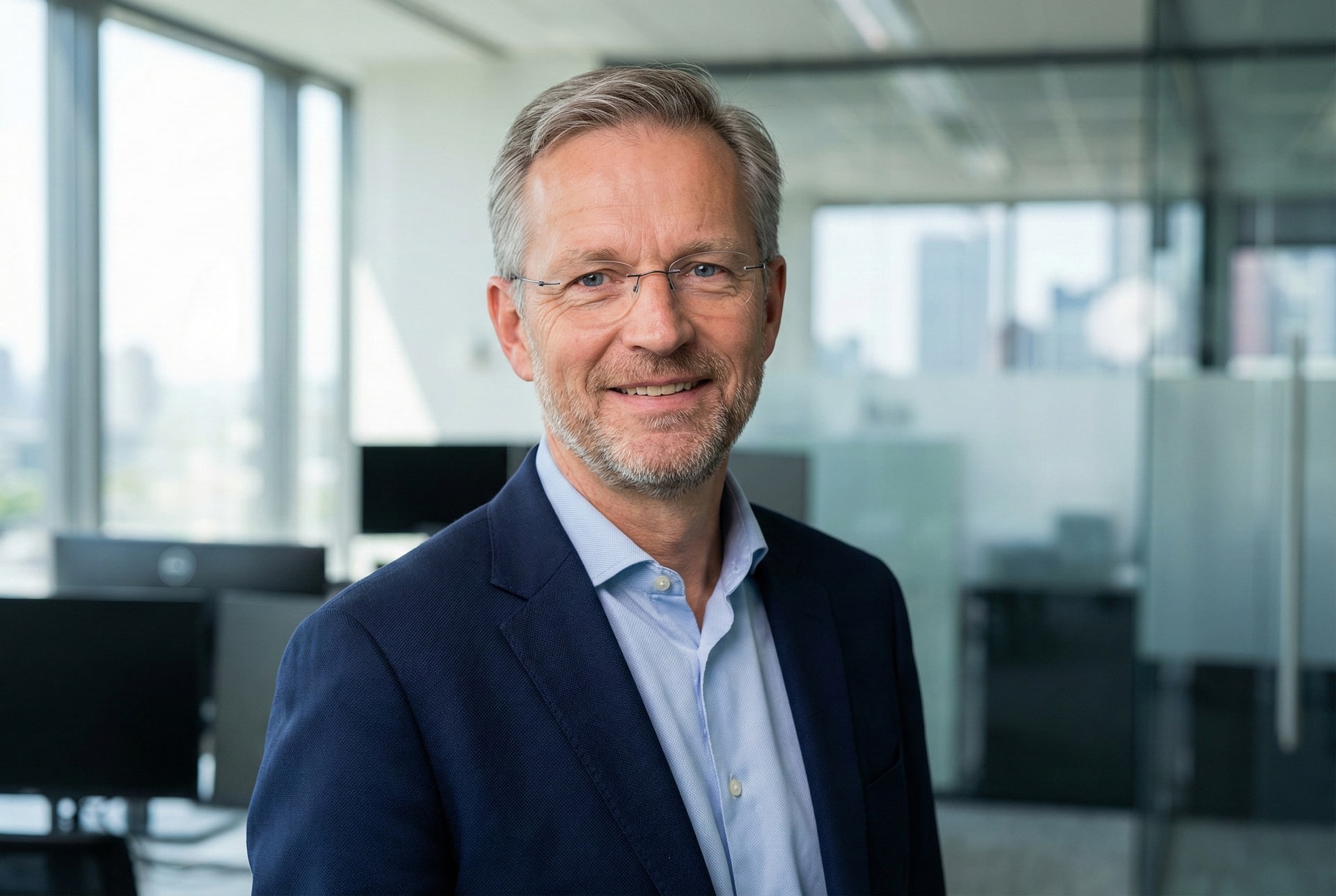 Merijn Westerveld, strategisch adviseur Europese betalingssystemen, in modern kantoor.